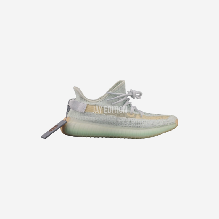 YEEZY 350 V2 하이퍼스페이스, 유니크한 페일 핑크 베이지 톤의 어퍼와 은은한 실버 힐 탭을 갖춘 실험적 컬러웨이