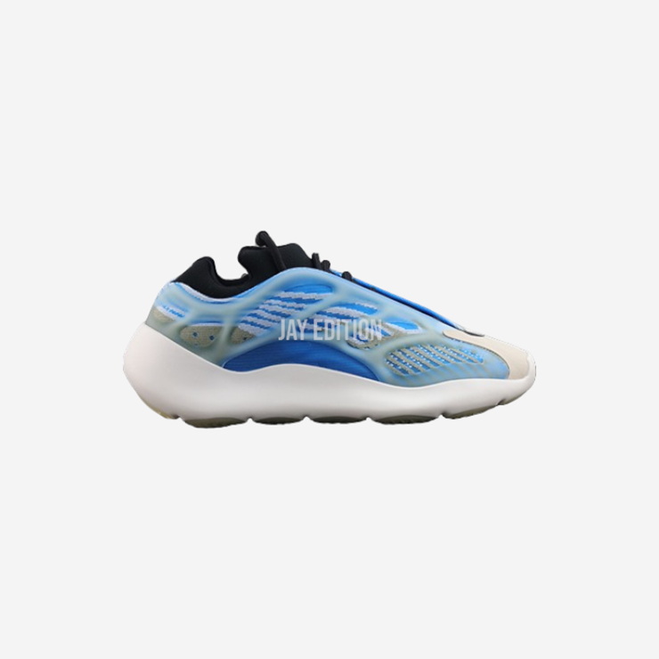 YEEZY 700 V3 아자레스, 블랙 어퍼와 네온 그린 디테일이 결합된 하이테크 무드의 스트리트형 실루엣