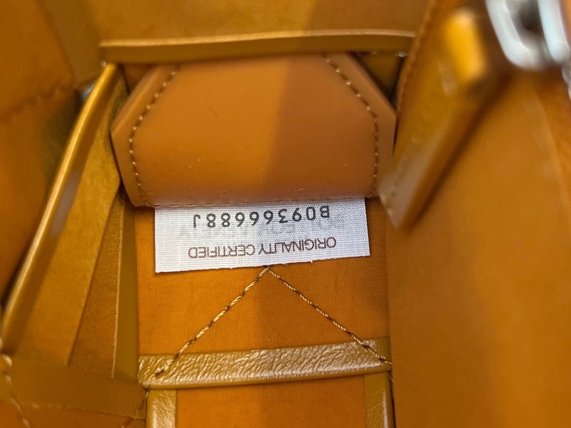 보테가 베네타 삼각 버클 카세트백 스몰