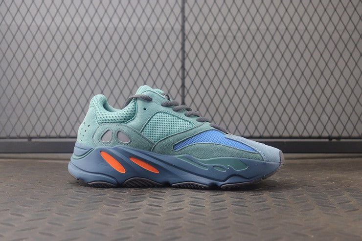 YEEZY 700 페디드 아주르