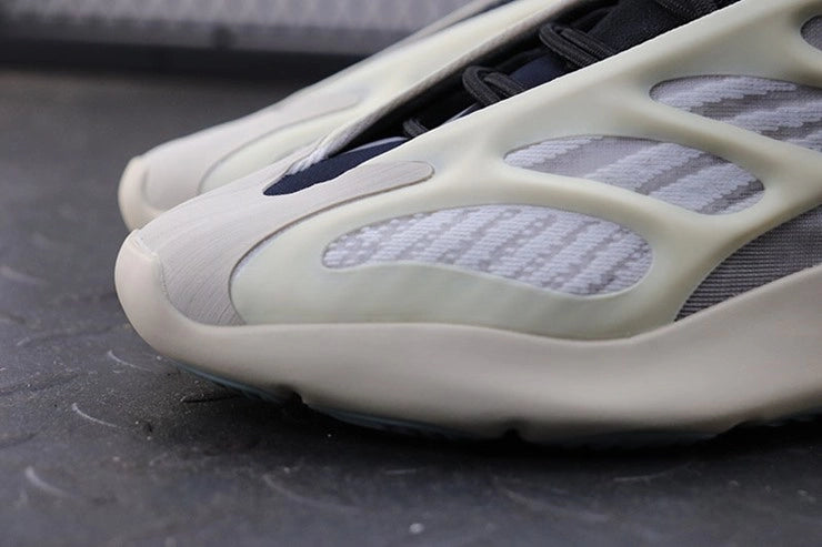 YEEZY 700 V3 아자엘