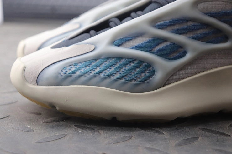 YEEZY 700 V3 카이아나이트