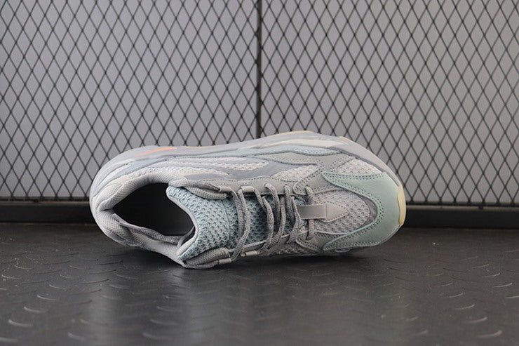 YEEZY 700 이너시아