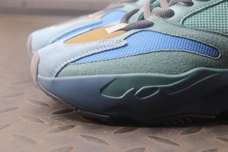 YEEZY 700 페디드 아주르