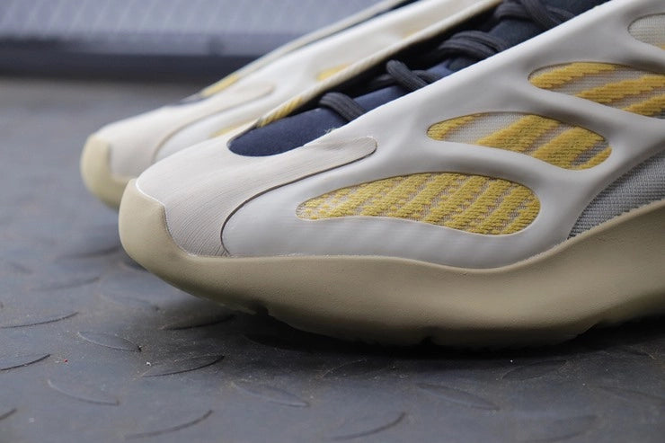 YEEZY 700 V3 새플라워