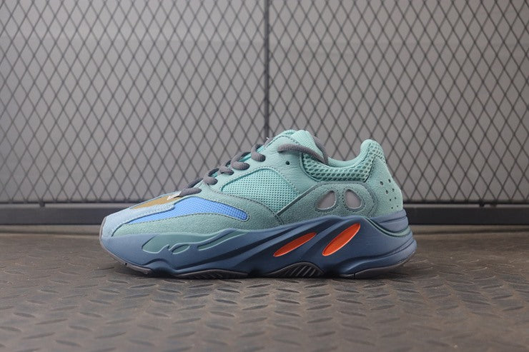YEEZY 700 페디드 아주르