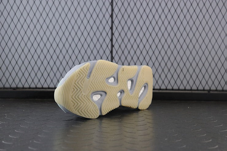 YEEZY 700 이너시아