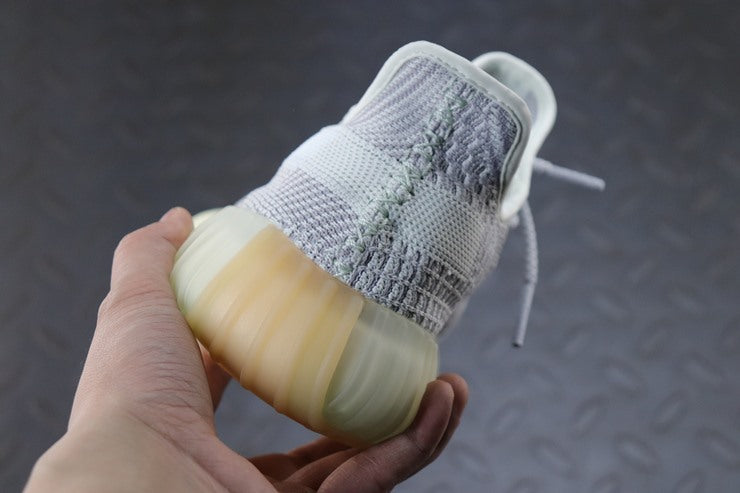YEEZY 350 V2 예사야