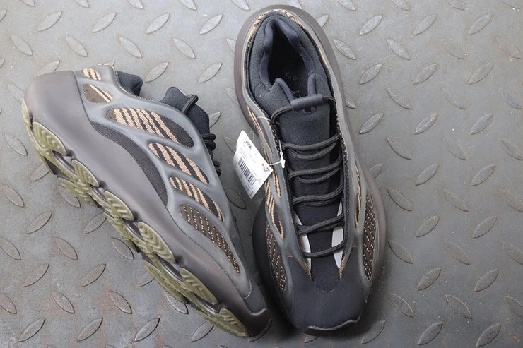 YEEZY 700 V3 클레이 브라운