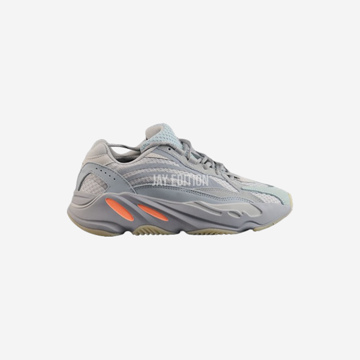 YEEZY 700 이너시아, 아이보리 베이스에 네온 블루 포인트 스캐폴드가 대비를 이루는 감각적인 컬러웨이