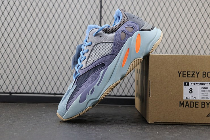 YEEZY 700 카본 블루