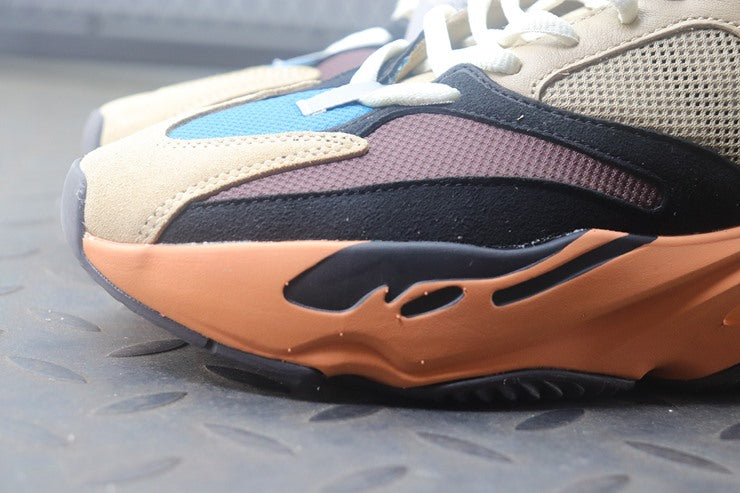 YEEZY 700 인플레임 앰버