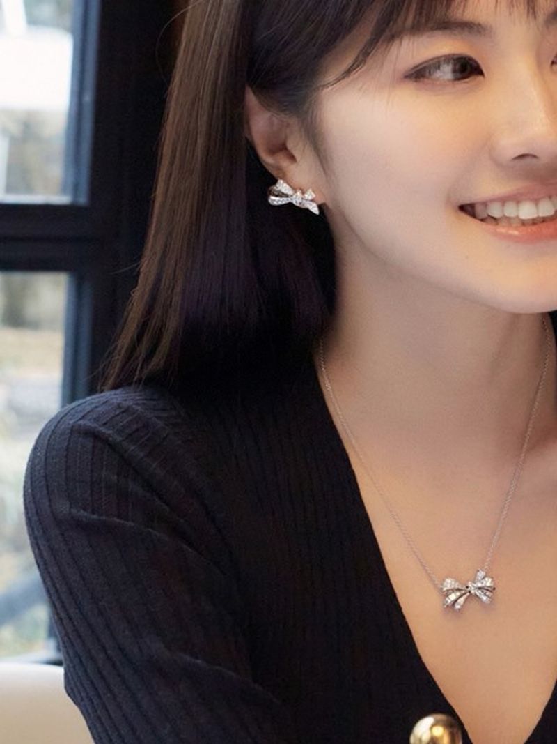 그라프 틸다의 보우 스터드 이어링