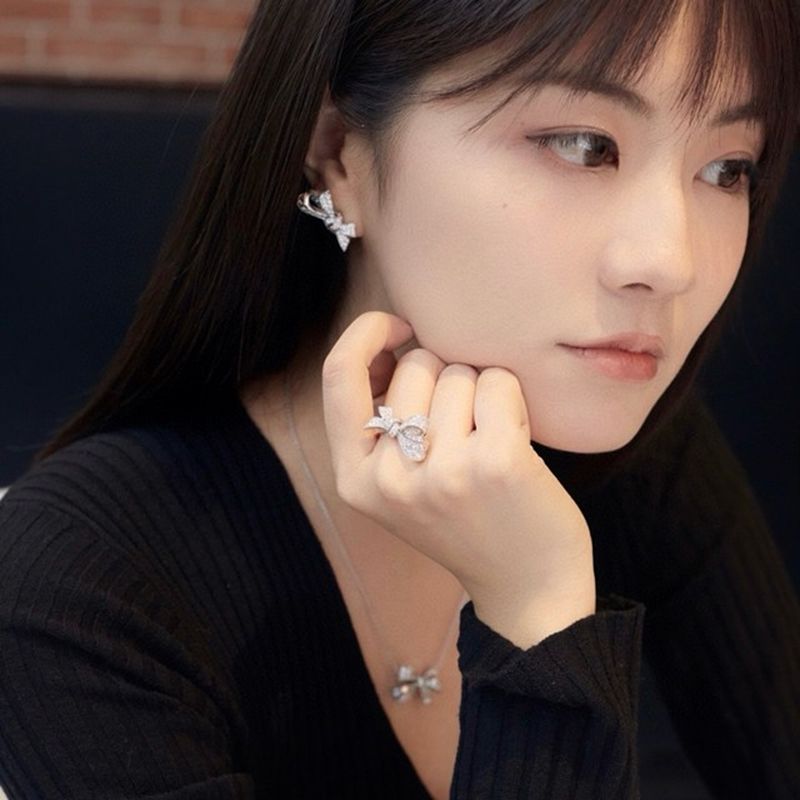 그라프 틸다의 보우 스터드 이어링