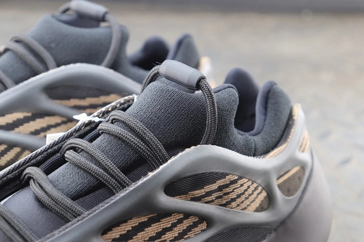 YEEZY 700 V3 클레이 브라운