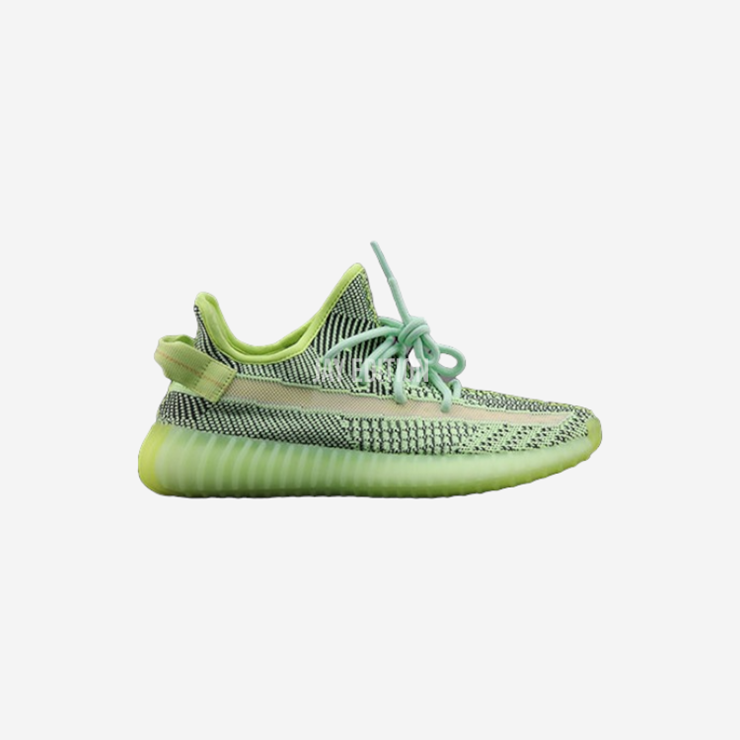 YEEZY 350 V2 이즈릴, 선명한 블루 컬러가 포인트인 컬러풀한 무드의 스니커즈