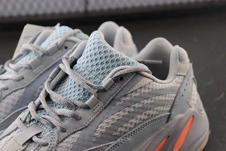 YEEZY 700 이너시아
