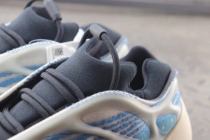 YEEZY 700 V3 카이아나이트