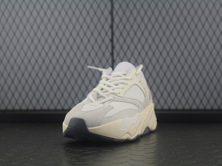 YEEZY 700 아날로그