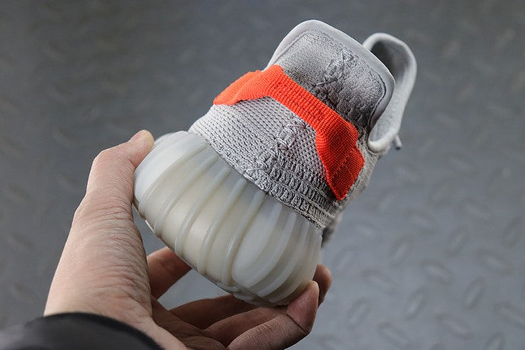 YEEZY 350 V2 테일라이트