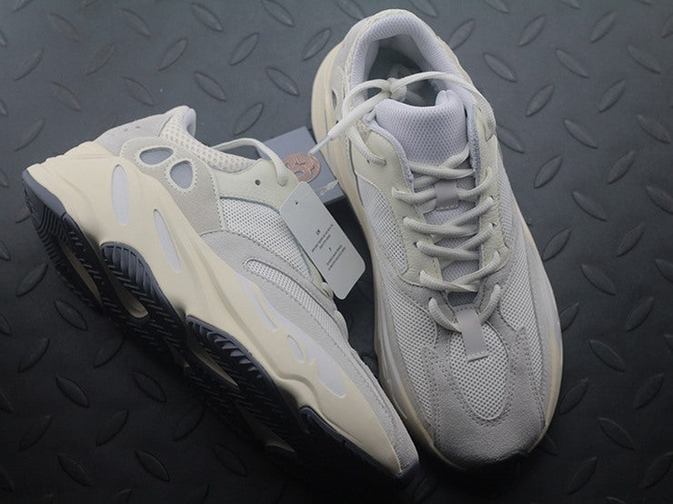YEEZY 700 아날로그