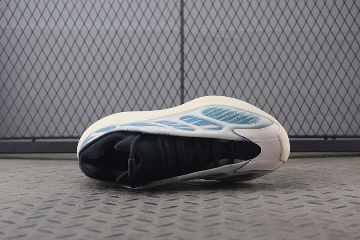 YEEZY 700 V3 카이아나이트
