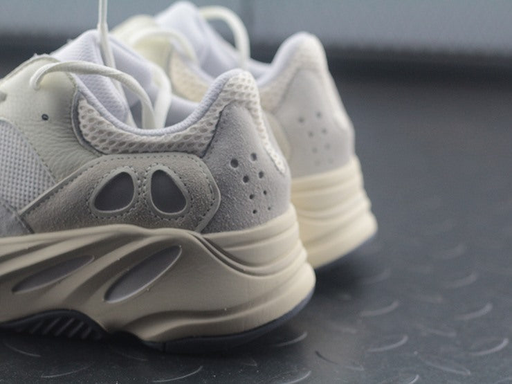 YEEZY 700 아날로그
