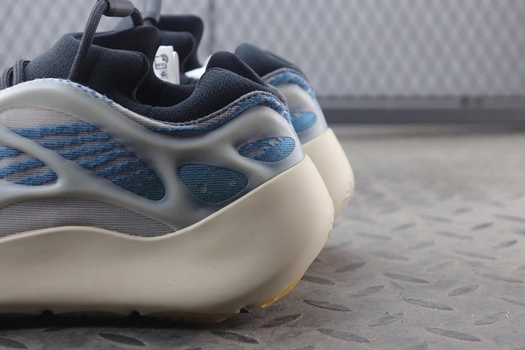 YEEZY 700 V3 카이아나이트