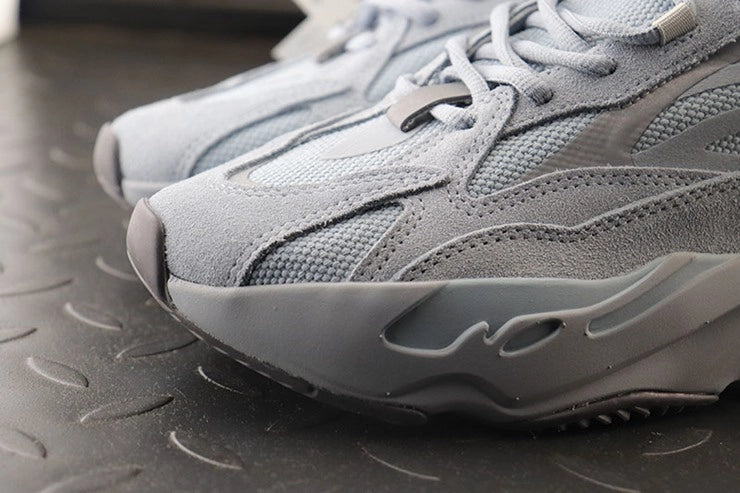 YEEZY 700 호스피탈 블루