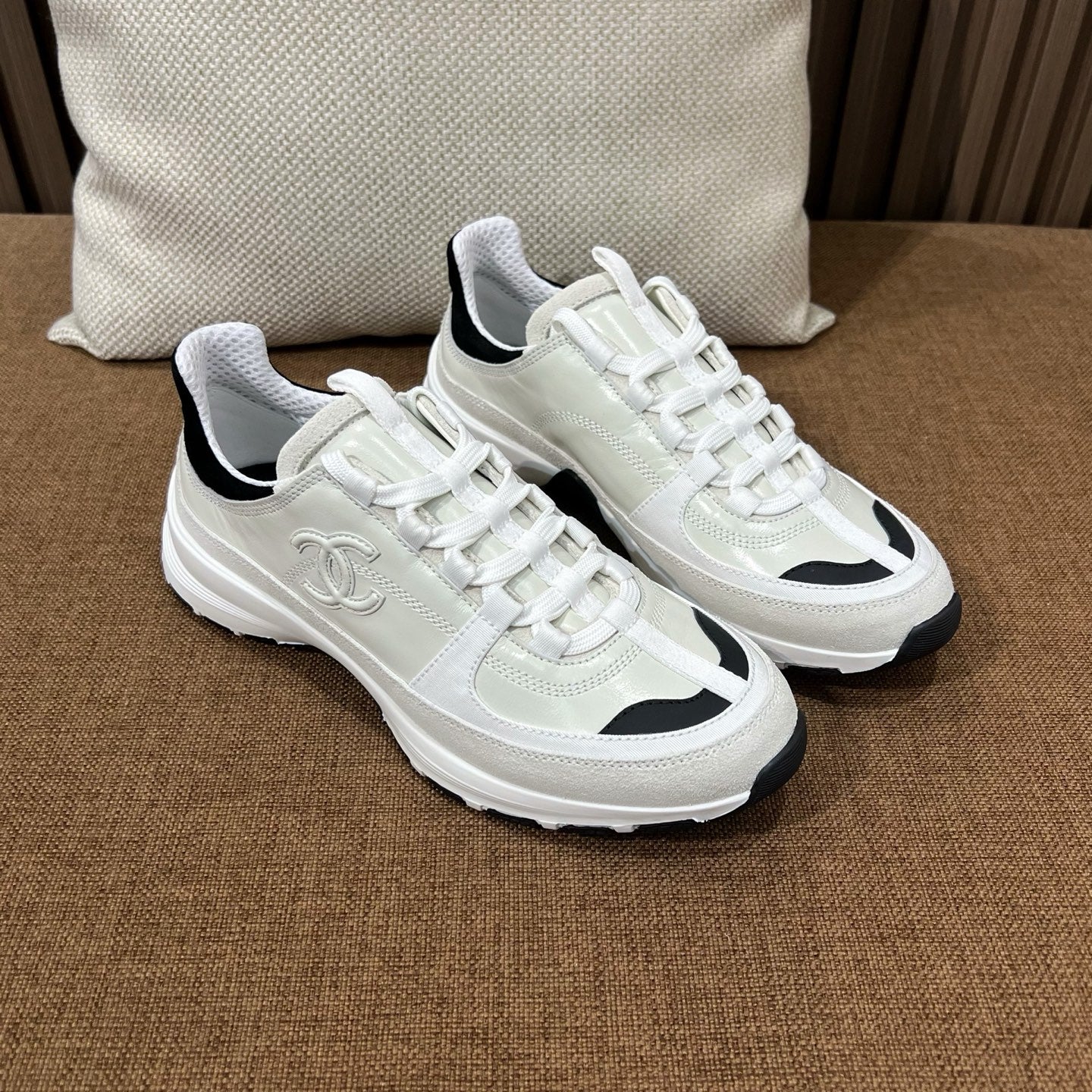C CC로고 카프스킨 스니커즈