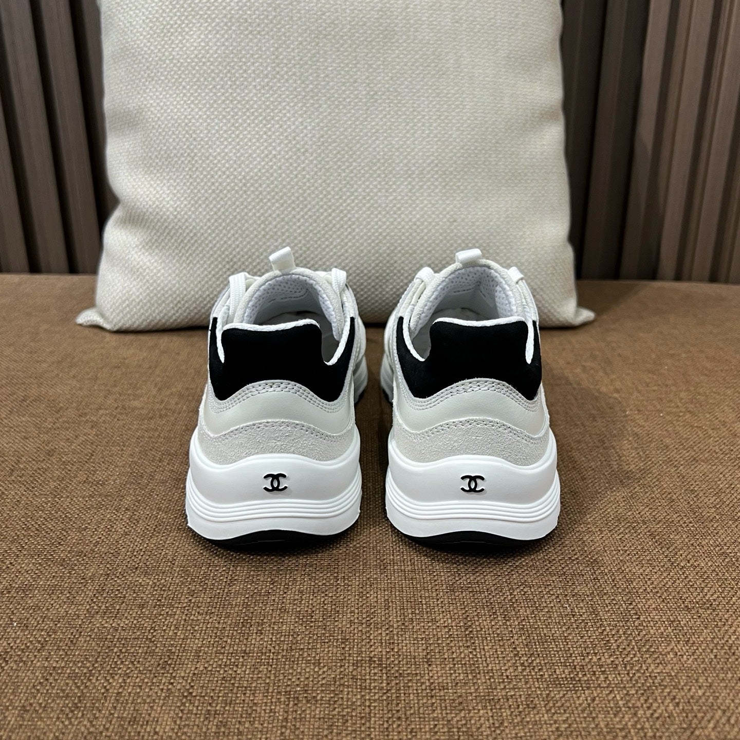C CC로고 카프스킨 스니커즈