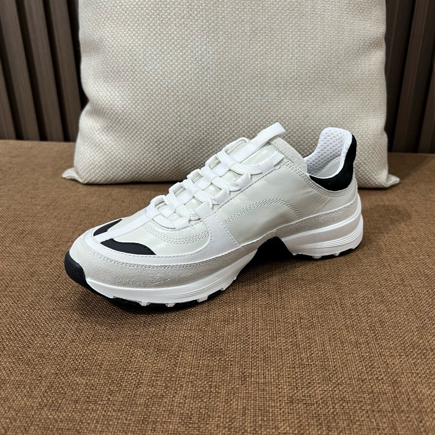 C CC로고 카프스킨 스니커즈