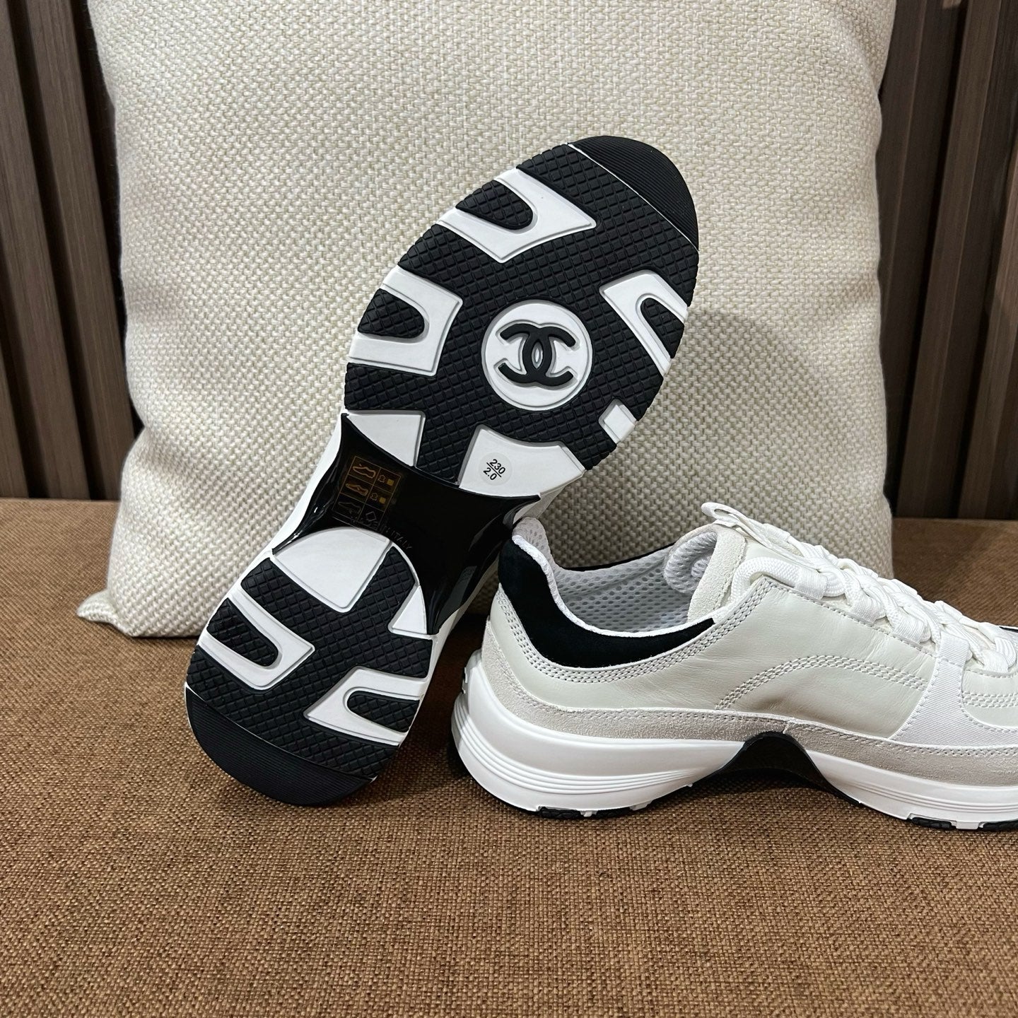 C CC로고 카프스킨 스니커즈