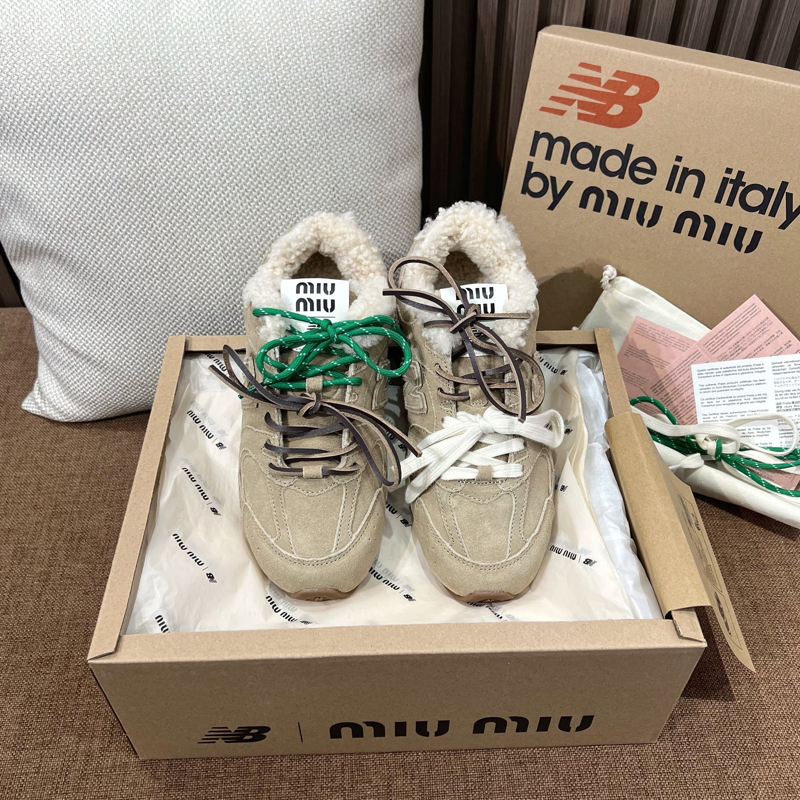 미우미우 x 뉴발란스 530 SL 스니커즈