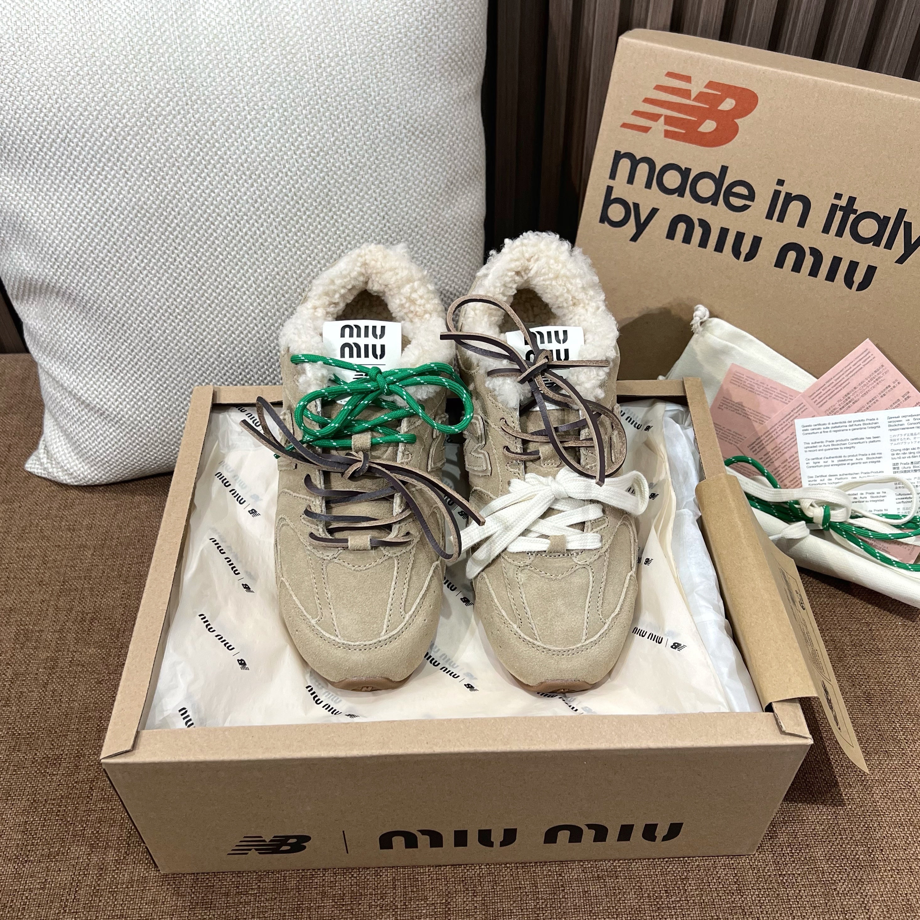미우미우 x 뉴발란스 530 SL 스니커즈