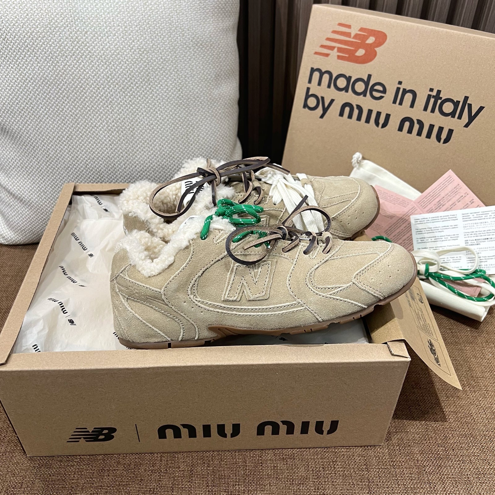 미우미우 x 뉴발란스 530 SL 스니커즈