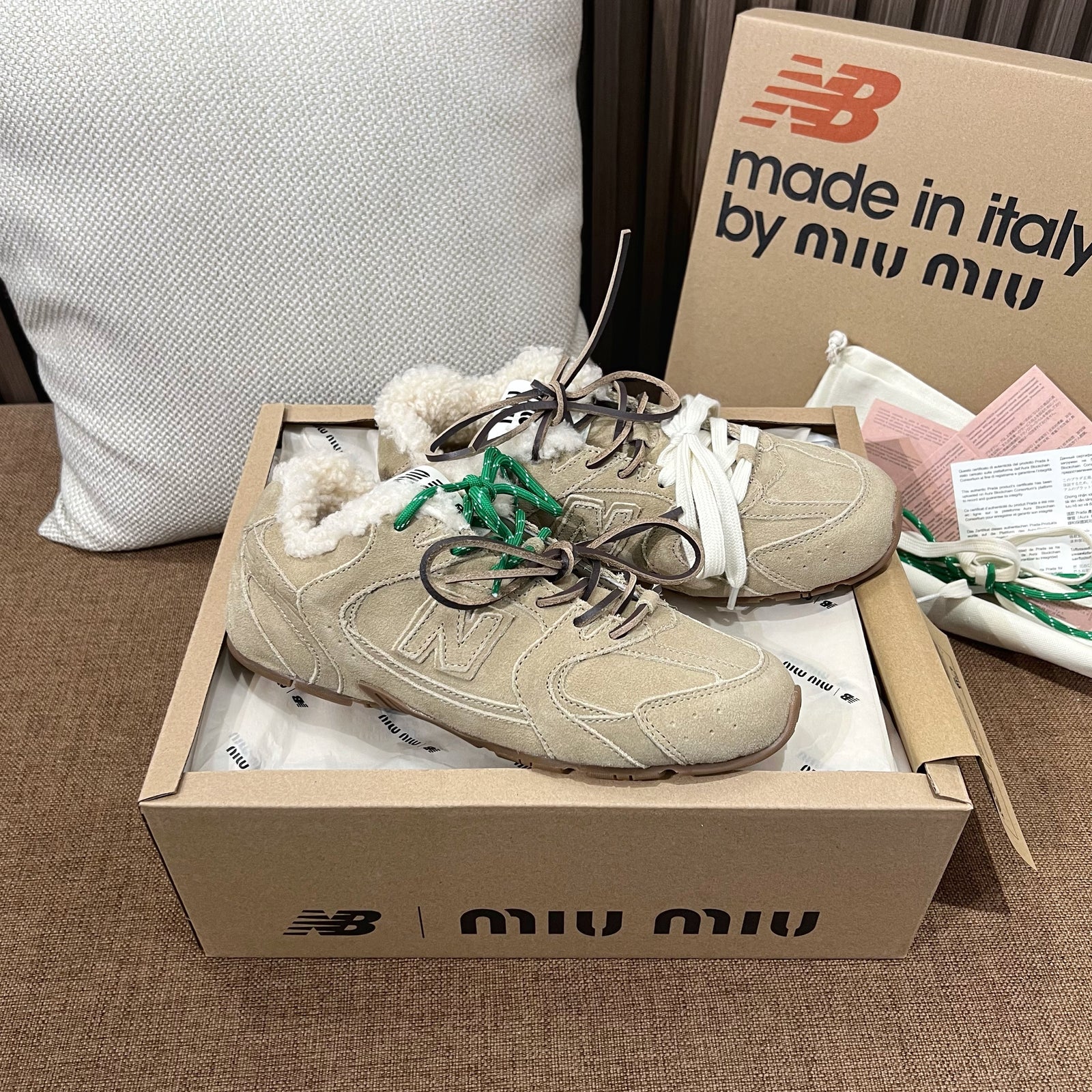미우미우 x 뉴발란스 530 SL 스니커즈