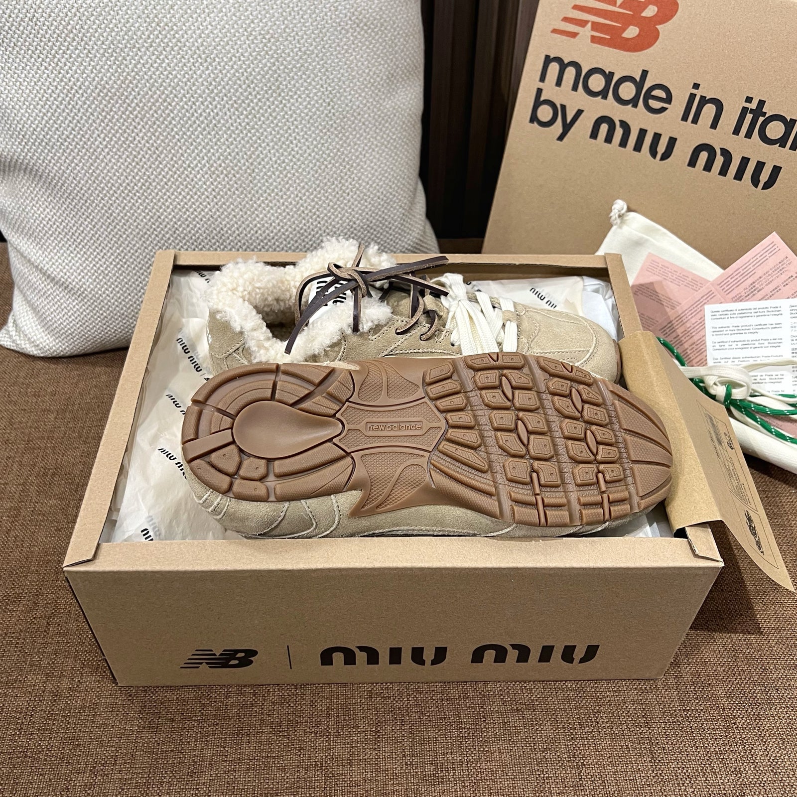 미우미우 x 뉴발란스 530 SL 스니커즈