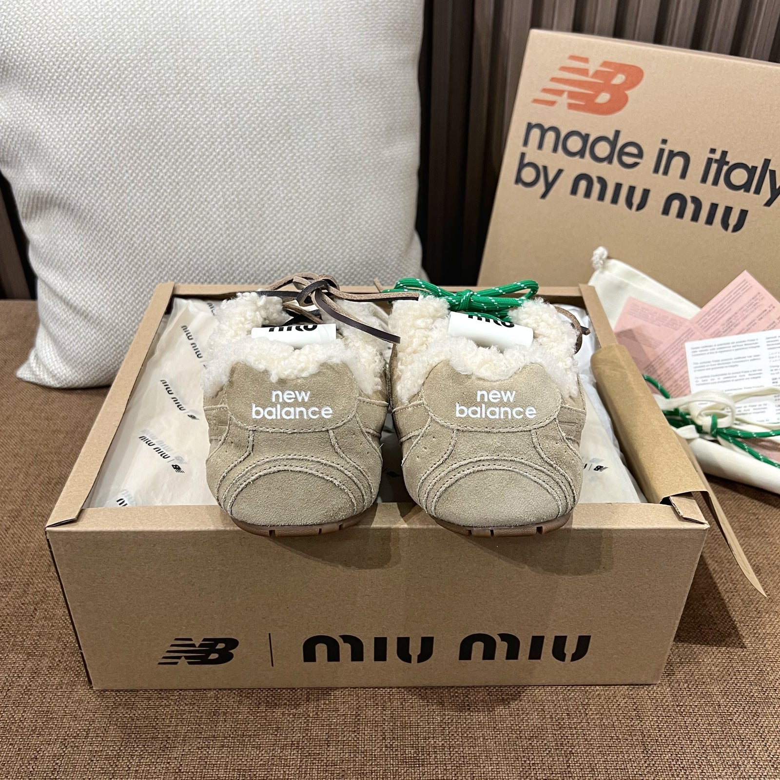 미우미우 x 뉴발란스 530 SL 스니커즈