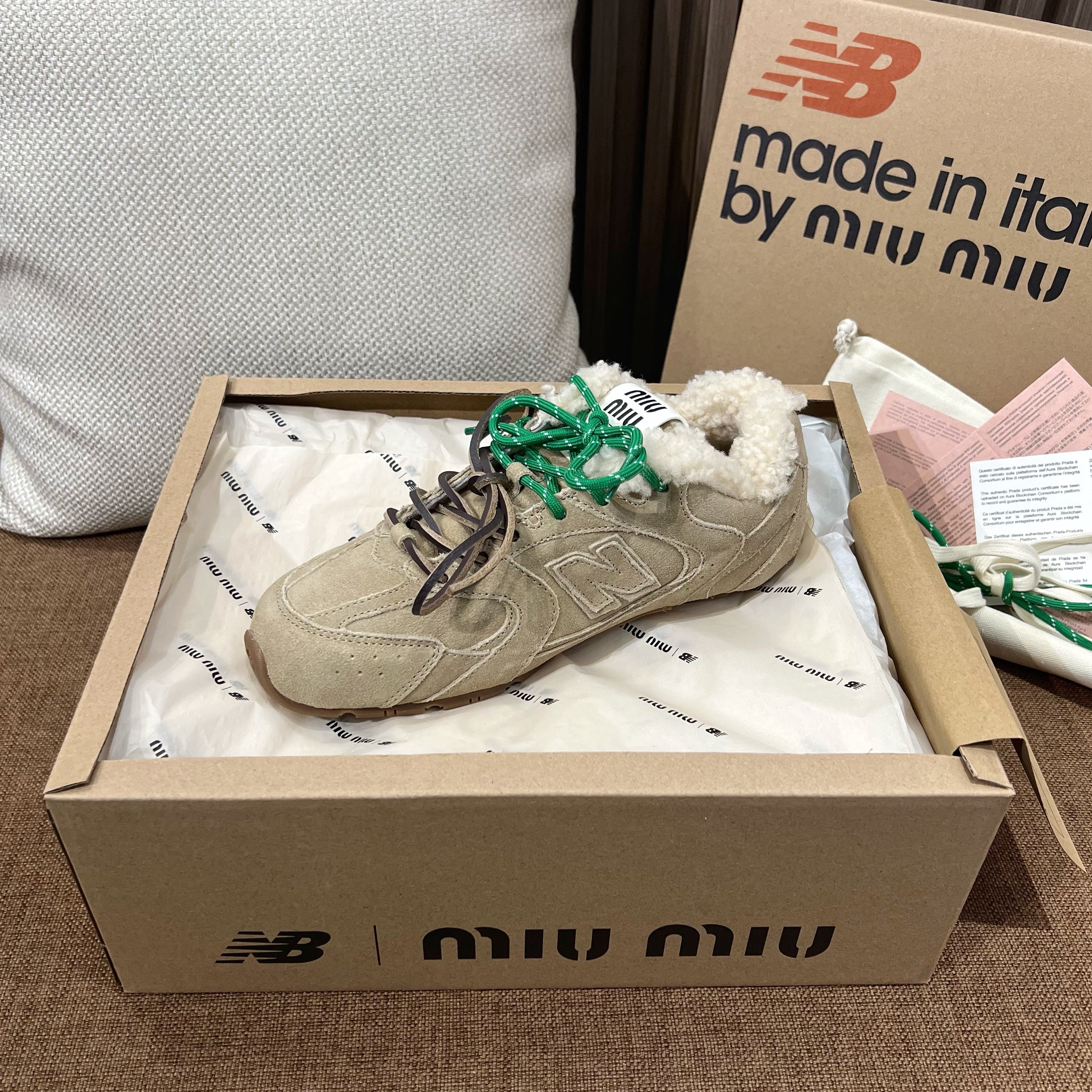 미우미우 x 뉴발란스 530 SL 스니커즈