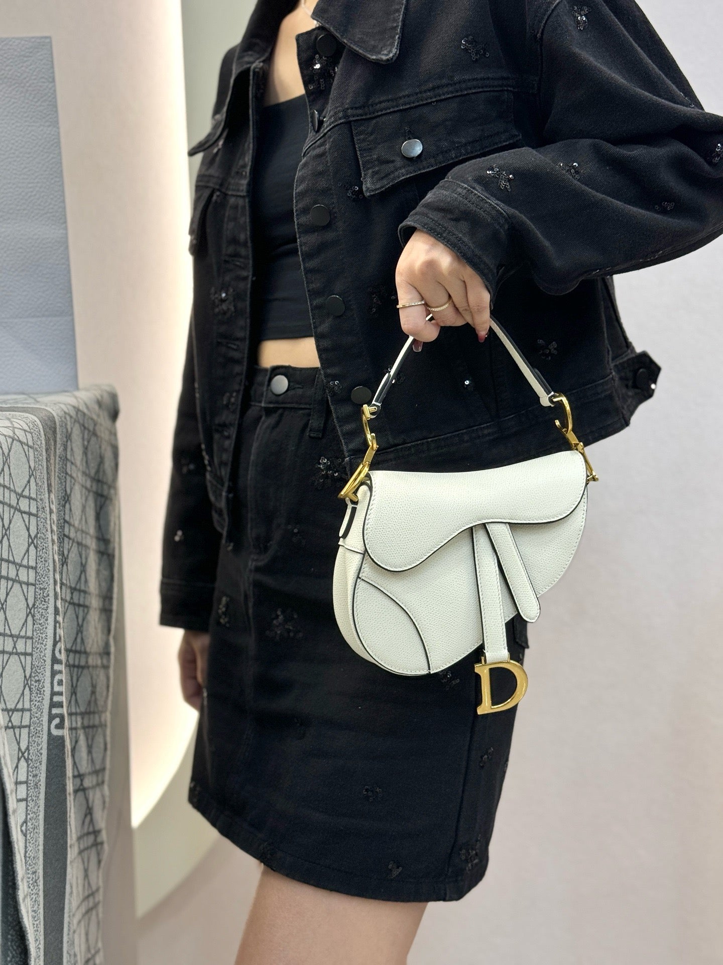 디올 새들 스트랩백 그레인 미니