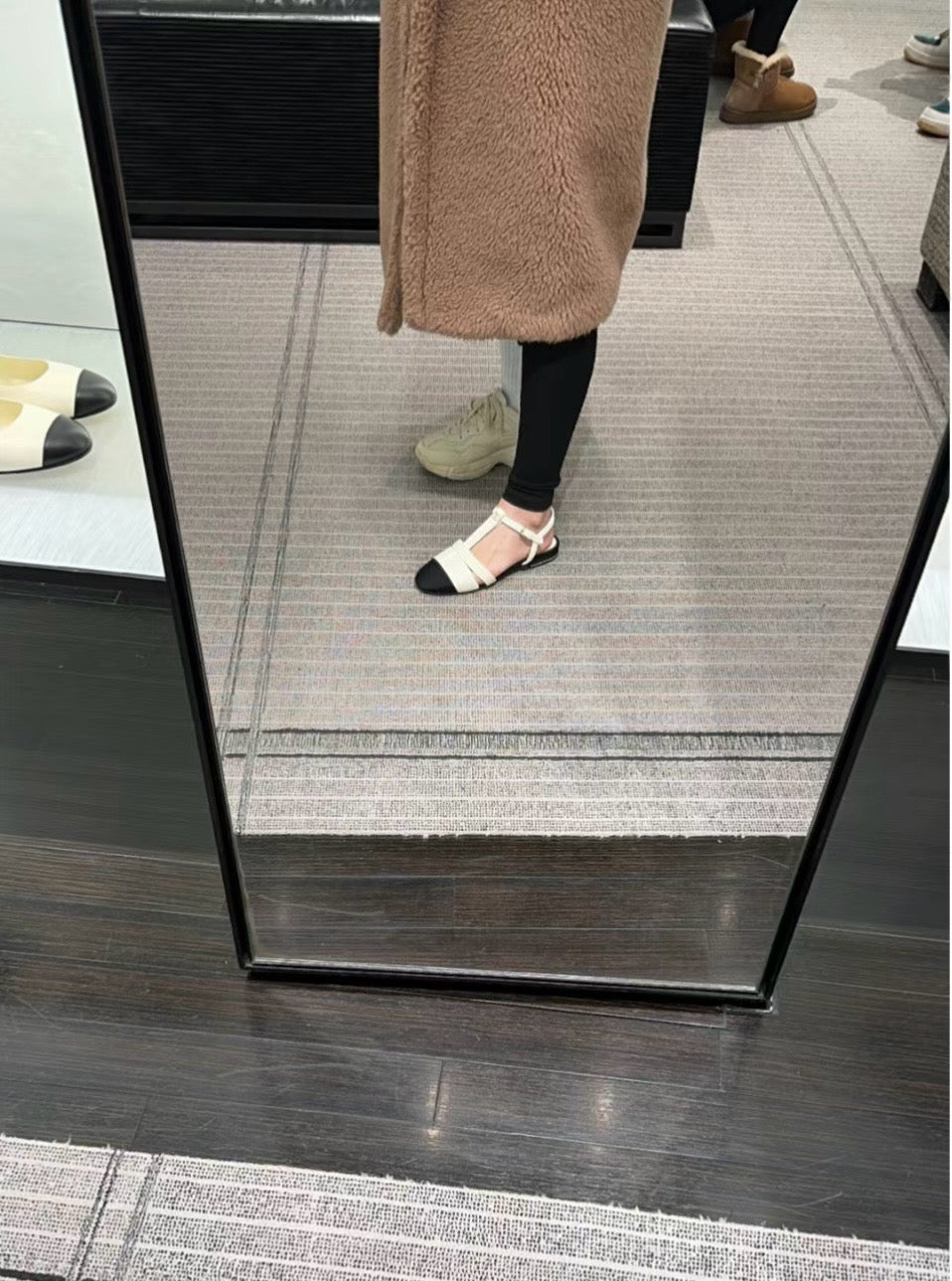 C 인터로킹 CC 로고 슬링백 플랫