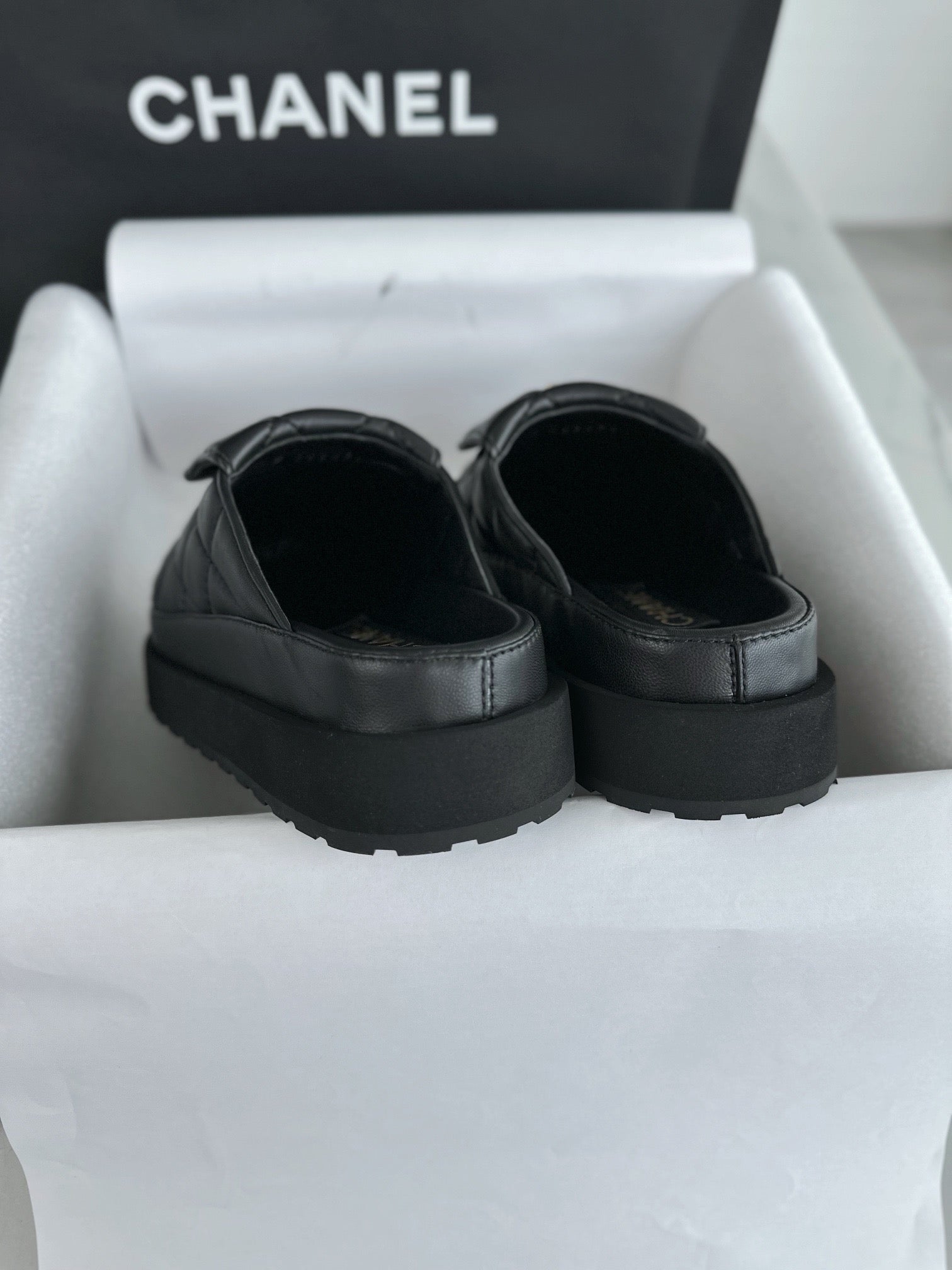 C CC 로고 퀄팅 턴락 뮬