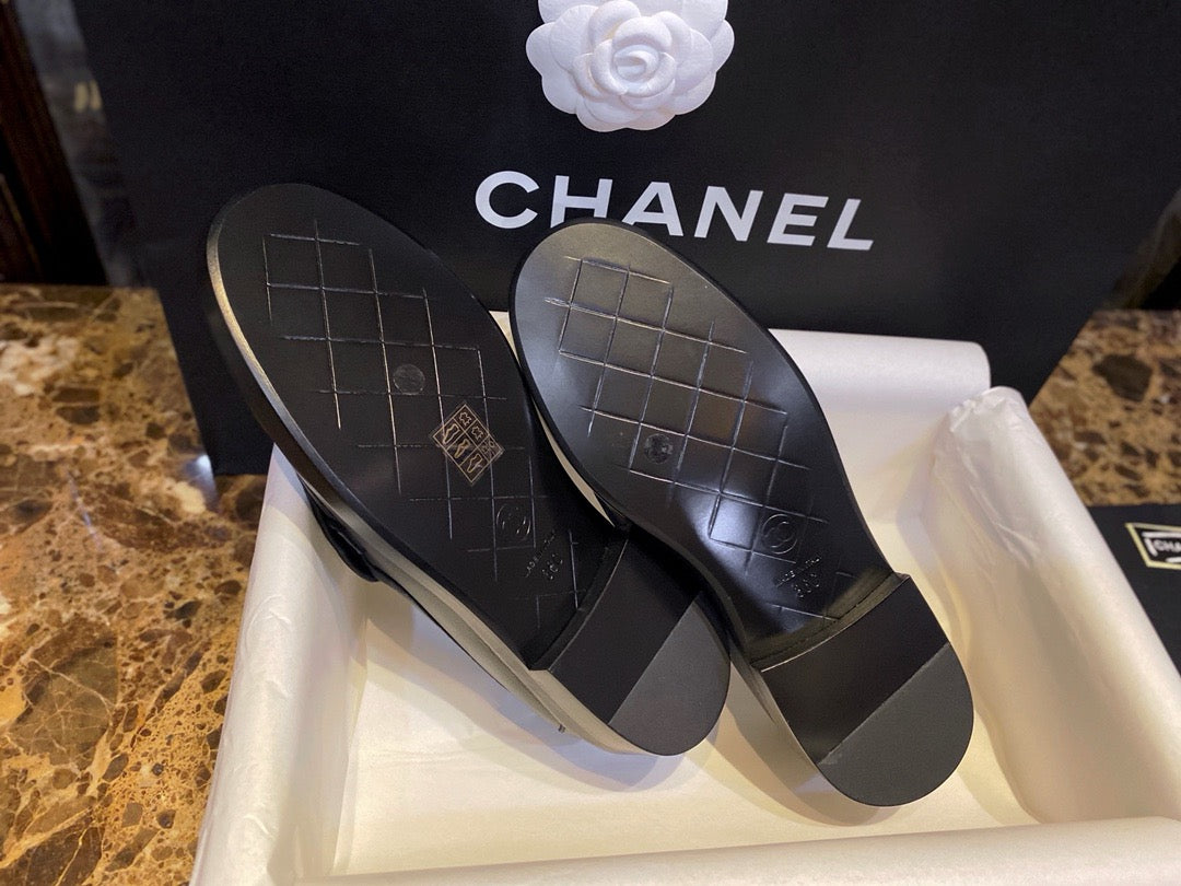 C 퀄팅 CC로고 턴락 로퍼