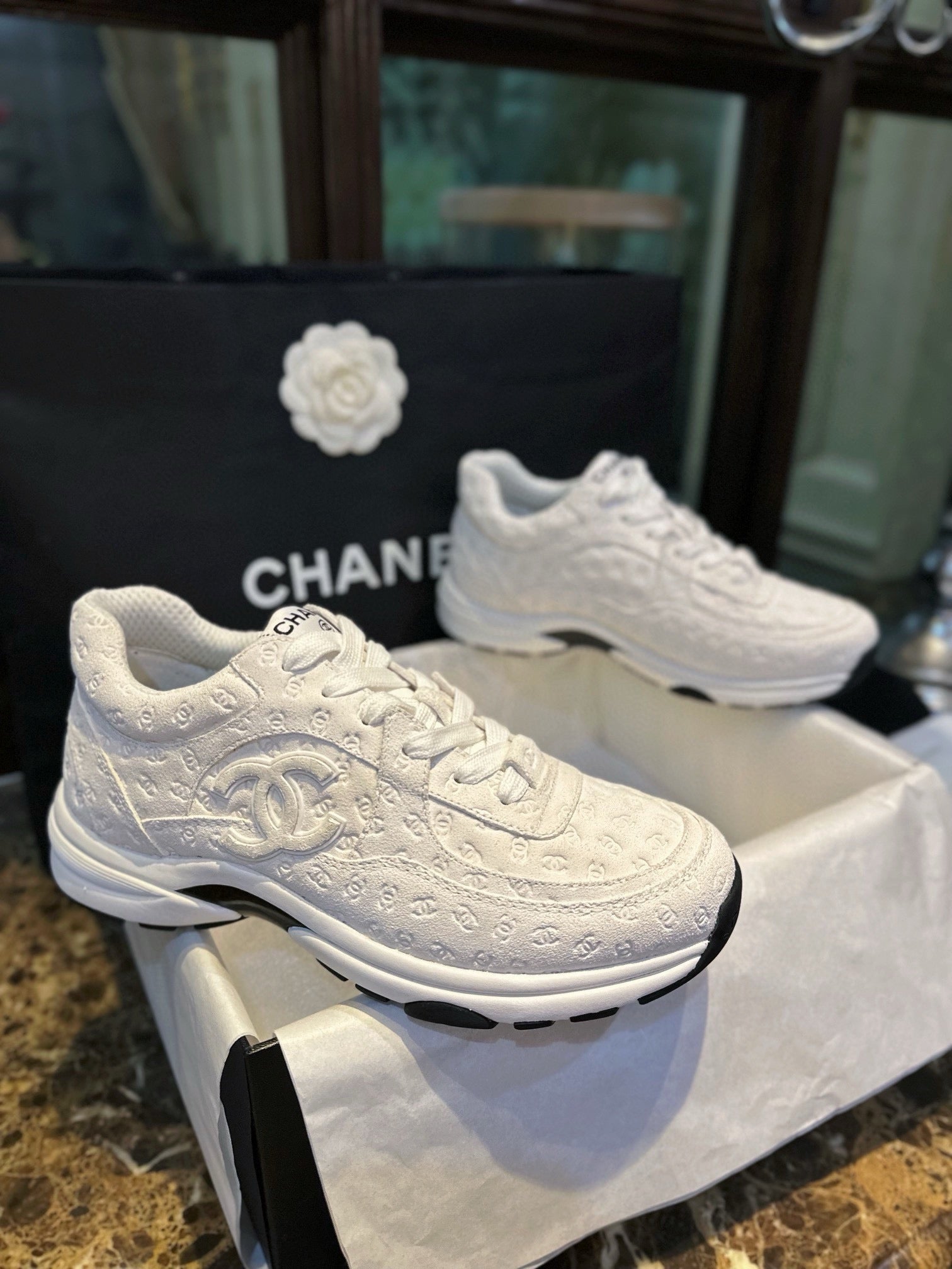 C CC 로고 프린티드 스웨이드 스니커즈