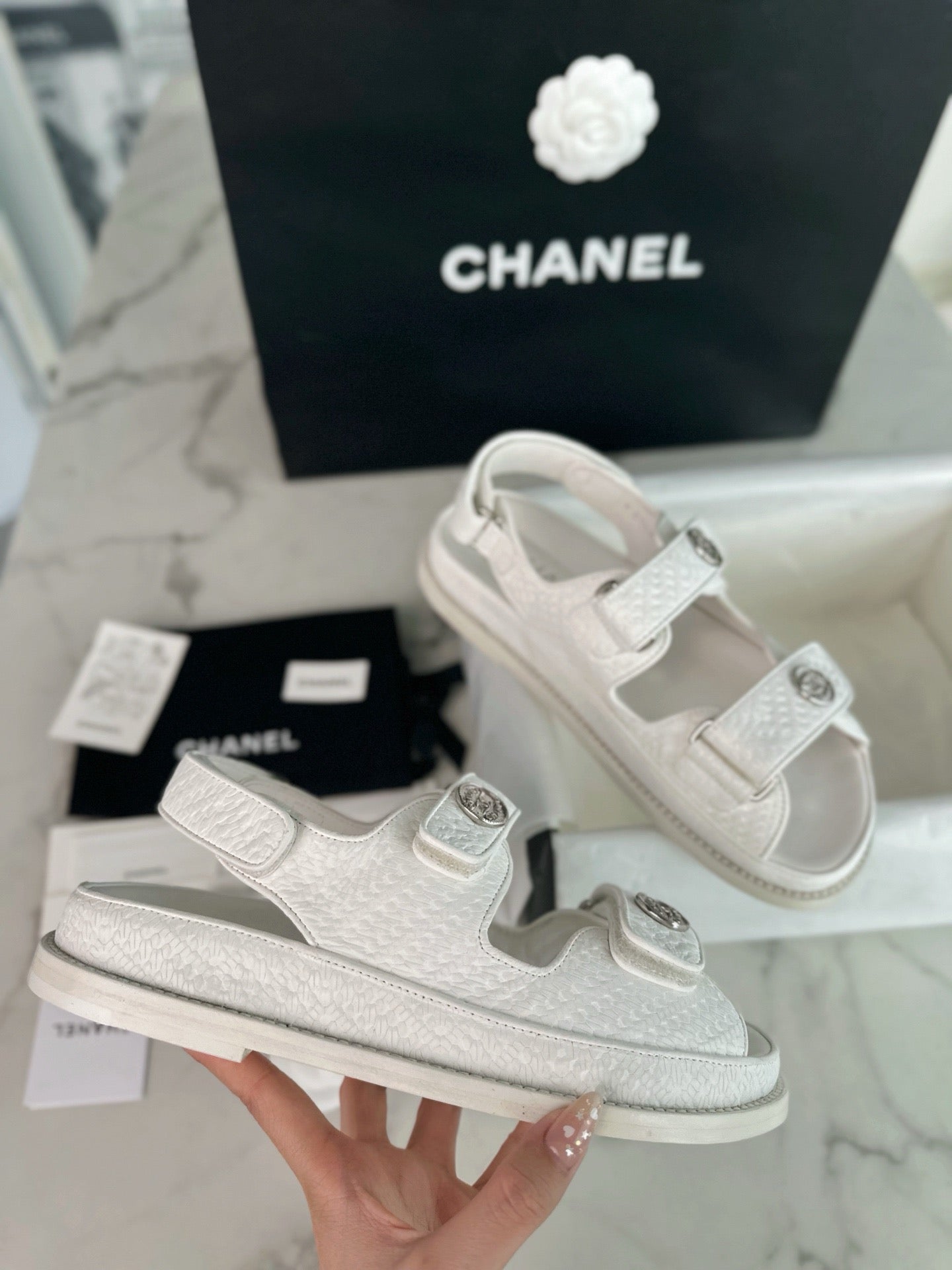 C CC 버튼 벨크로 샌들