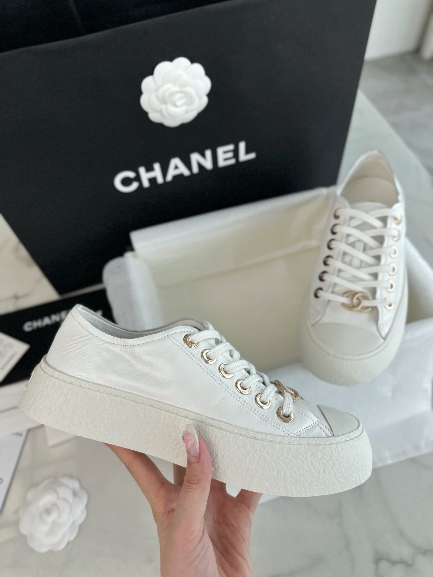 C CC 로고 스니커즈