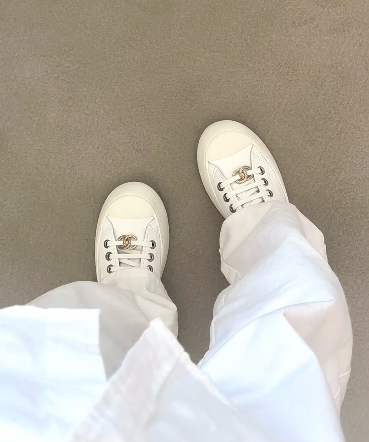 C CC 로고 스니커즈