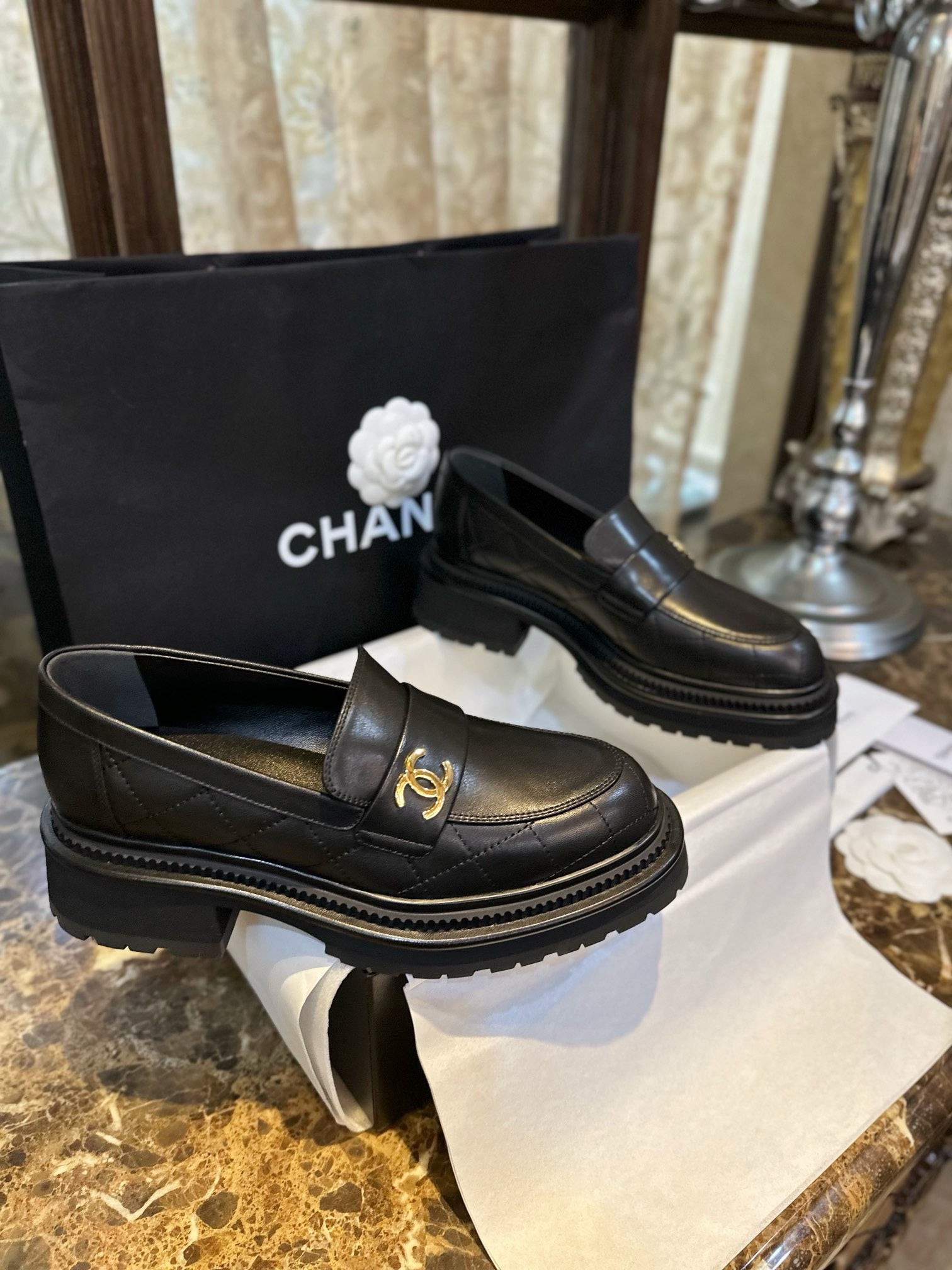 C CC 로고 퀄팅 모카신
