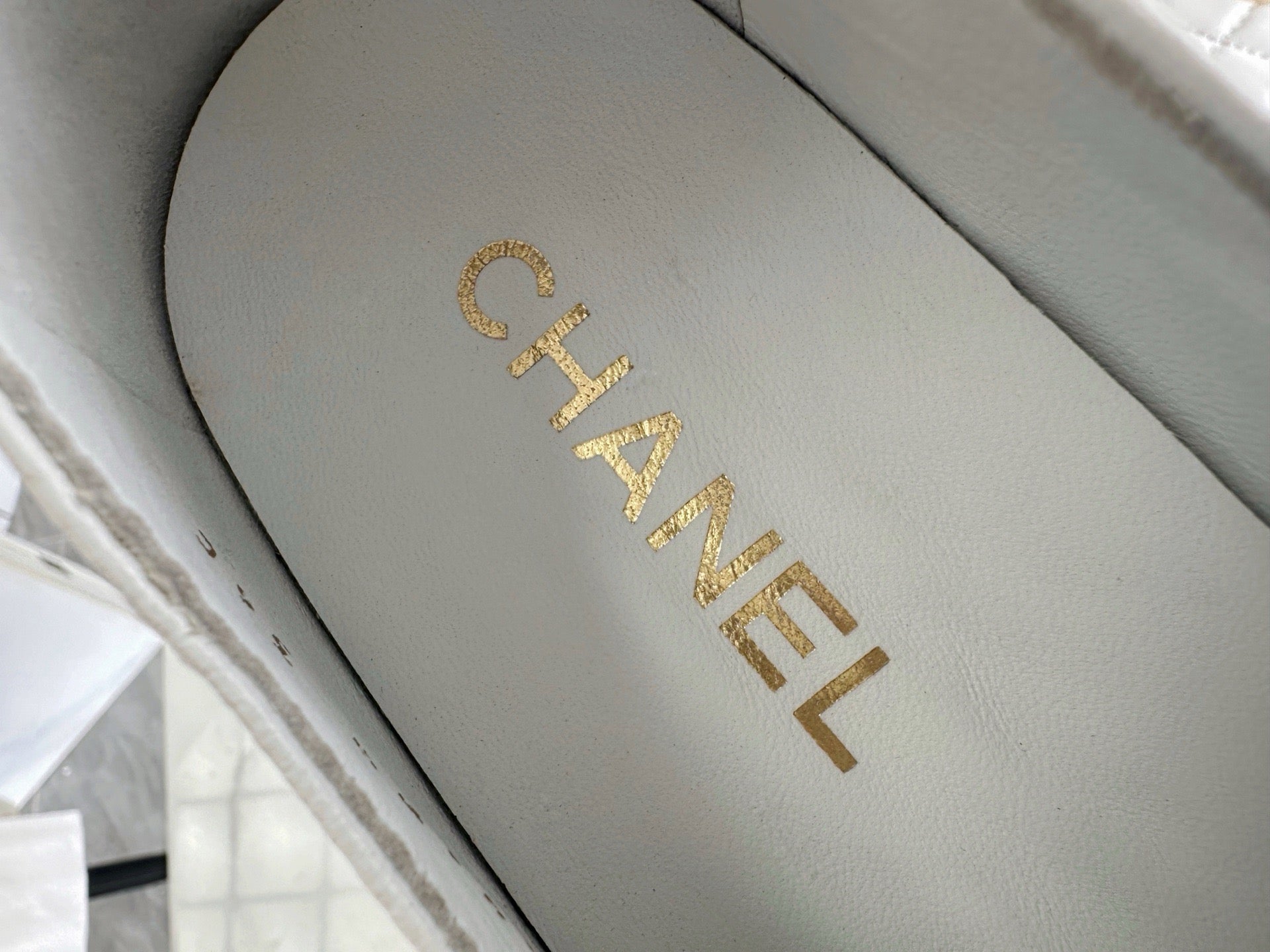 C CC 로고 퀄팅 플랫폼 슬립온